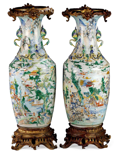 “外銷瓷”是指我國(guó)生產(chǎn)的，專門銷往國(guó)外的瓷器，清代“一口通商”時(shí)期，中國(guó)瓷器遠(yuǎn)銷歐美，對(duì)歐美人民生活影響深遠(yuǎn)。這一時(shí)期輸出的瓷器種類眾多，有粉彩、廣彩、青花、五彩等，器物造型及紋飾圖案既保留了中國(guó)制瓷藝術(shù)的傳統(tǒng)特征，又汲取了歐美的藝術(shù)精華，從而燒制出了大量精美的瓷器。圖為清同治廣彩風(fēng)景人物紋雙鶴耳鑲銅配件大瓶（一對(duì)）。（來(lái)源：廣州十三行博物館）