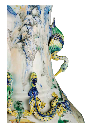 圖為清同治廣彩風(fēng)景人物紋雙鶴耳鑲銅配件大瓶細(xì)節(jié)圖，頸部?jī)蓚?cè)各置一鶴耳，肩處對(duì)稱置兩對(duì)蟠螭，瓶身彩繪通景山水風(fēng)景人物圖，瓶口處繪高山白云，肩部繪山川樓閣，腹部繪亭臺(tái)人物松石圖。（來(lái)源：廣州十三行博物館）